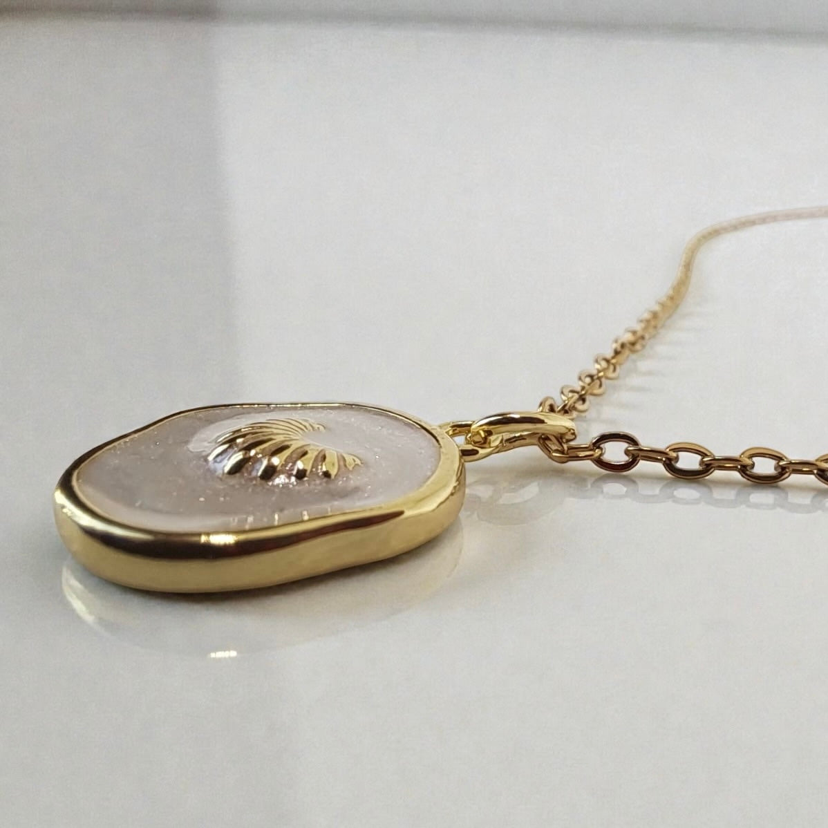 Scallop Small Sand Pendant Hiding Bella