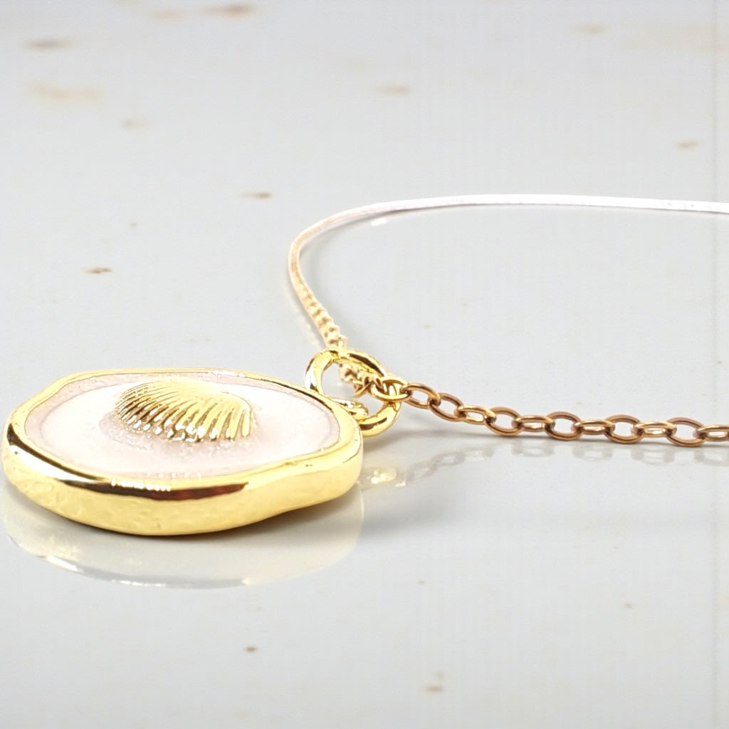 Shell Sand Pendant Hiding Bella