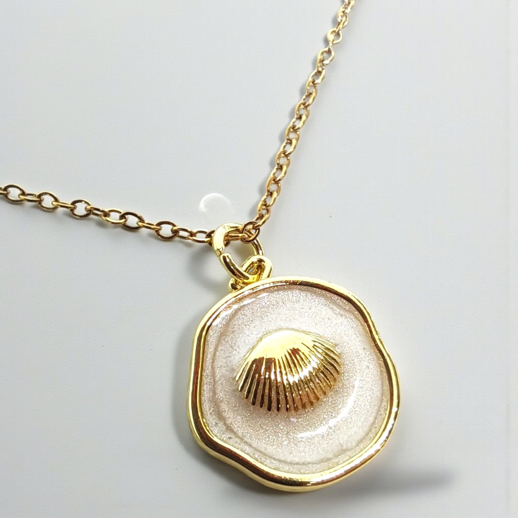 Shell Sand Pendant Hiding Bella